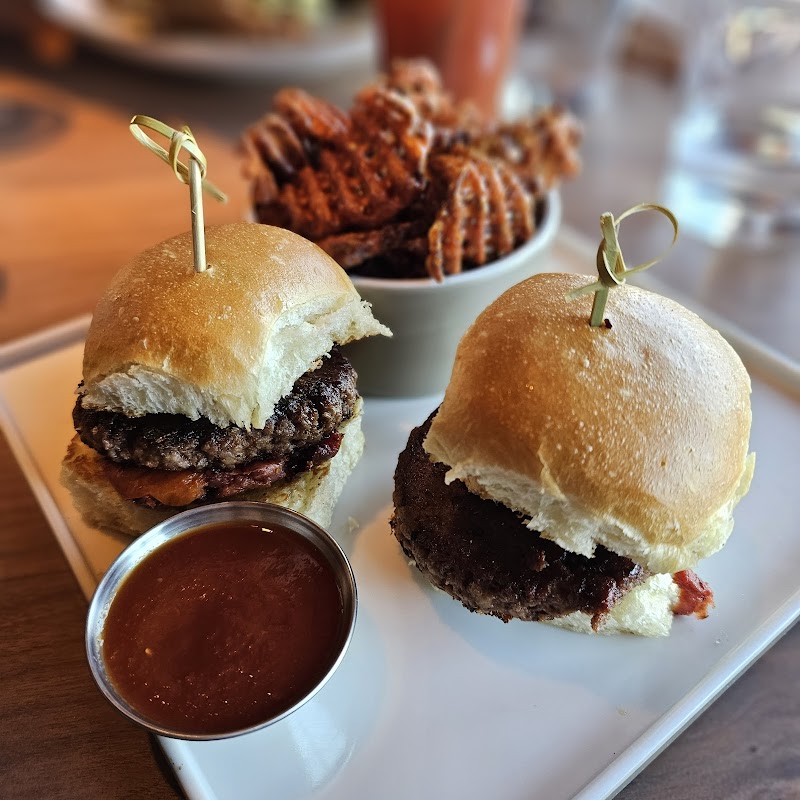 Linger signature dishes Smashed Wagyu Sliders
Pad Thai
Korean Fried Chicken Bun Duo